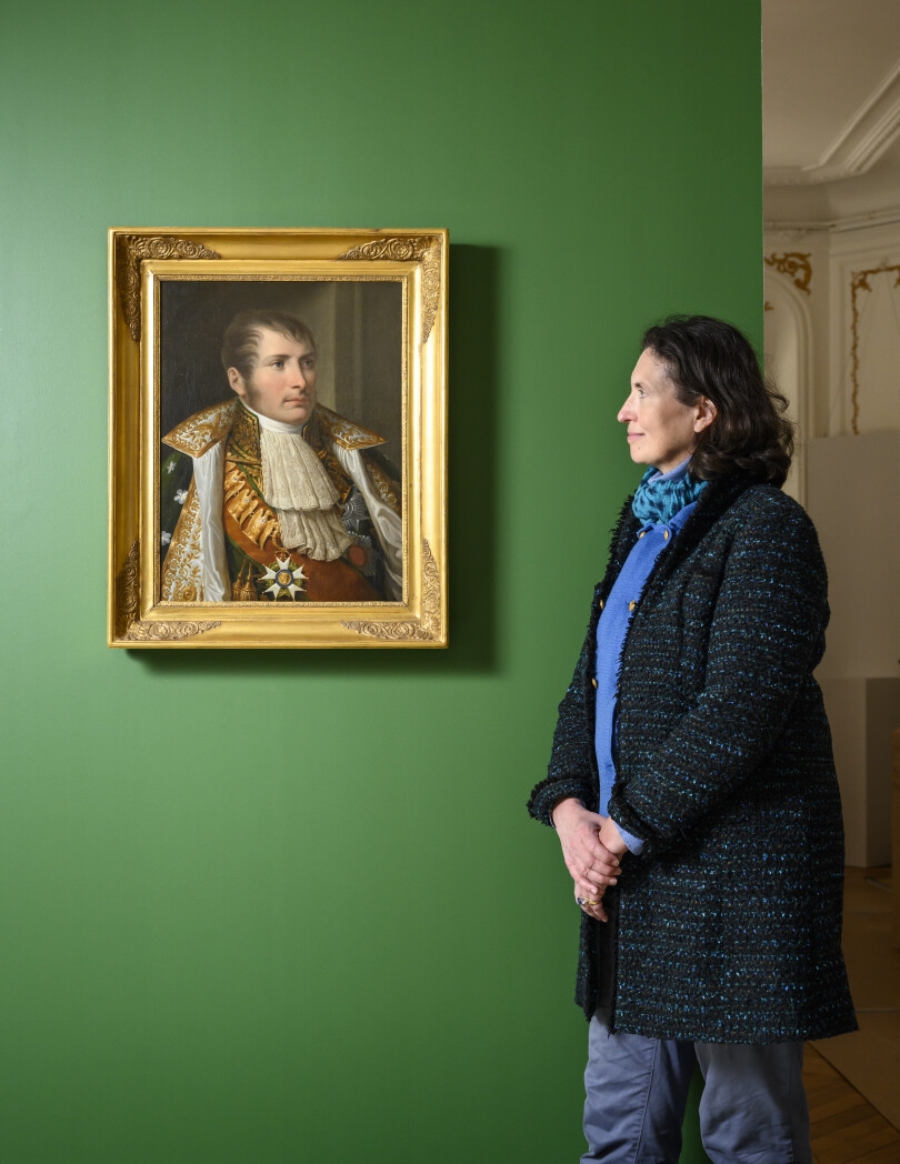 La conservatrice Élisabeth Caude, observe avec attention le "Portrait du prince Eugène, vice-roi d’Italie" par Andrea Appiani, issu de la collection personnelle de Malmaison et Bois-Préau.